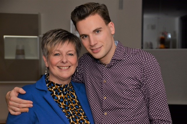 Mathijs verrast zijn jarige moeder